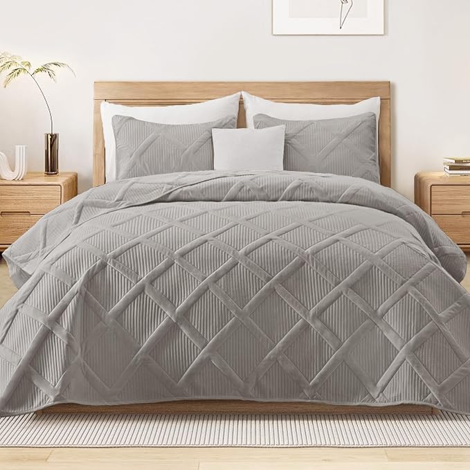 Exclusivo Mezcla California King Size Quilt, Light Grey | Soft Bedspreads by ExclusivoMezcla