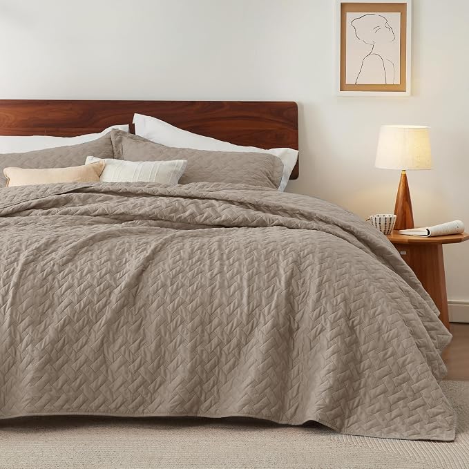 Bedsure Twin Size Quilt, Lightweight Comforter Set, Taupe Bedspread Twin XL | by Unknown