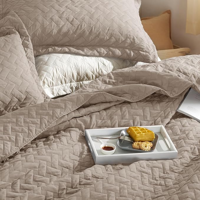 Bedsure Twin Size Quilt, Lightweight Comforter Set, Taupe Bedspread Twin XL | - Image 2
